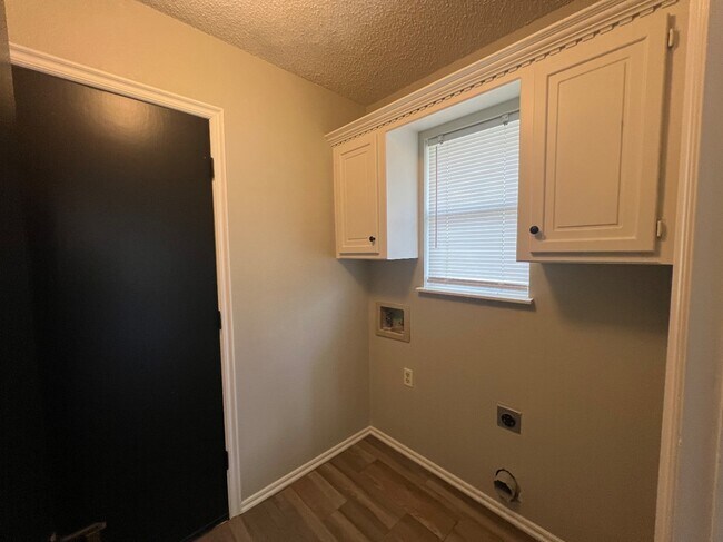 Building Photo - 9300 Buttonwood Ave