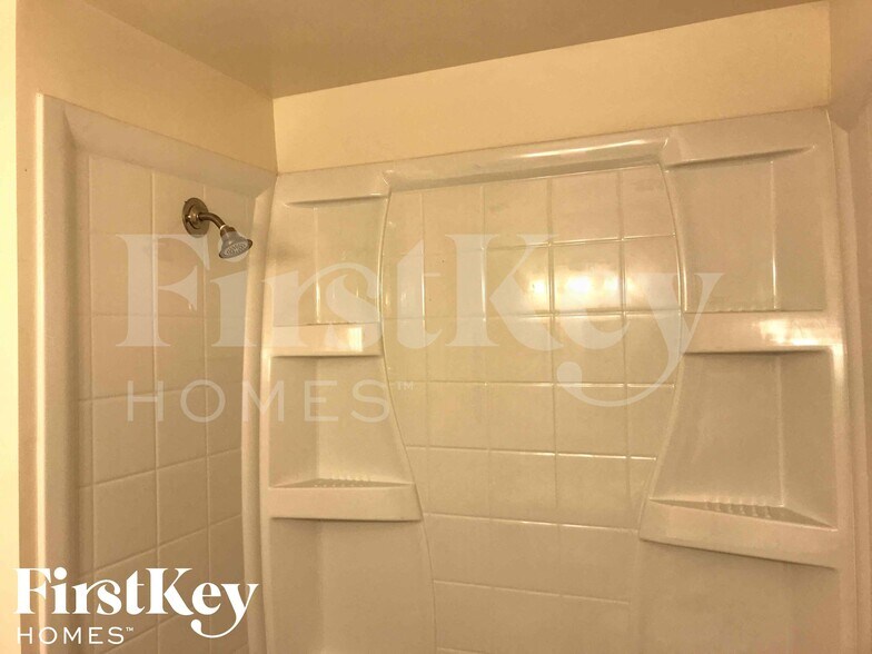 Building Photo - 8802 N 35th Dr