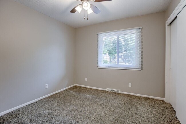 Building Photo - Spacious Split Entry with 2-Car Garage & Finished Basement!!