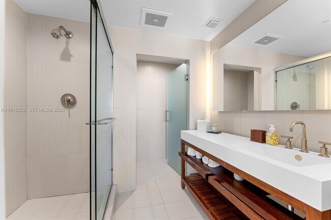 Building Photo - 3101 Bayshore Dr