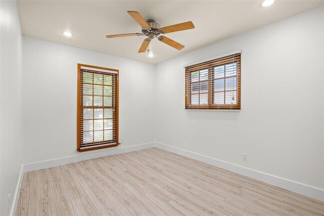 Building Photo - 3205 Santa Monica Dr