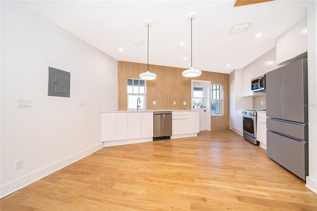 Building Photo - 421 W Fairbanks Ave