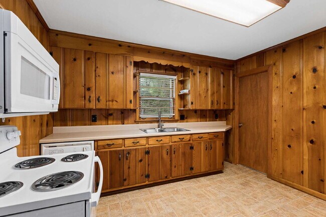 Building Photo - "Charming 3-Bedroom Retreat with Spacious Living in Murfreesboro!"