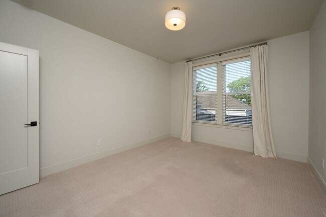 Building Photo - **LIKE-NEW, HIGH-END EXECUTIVE HOME WITH I...