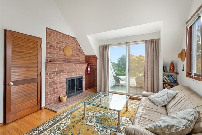 Building Photo - 540 River Rd