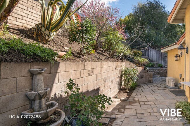 Building Photo - WESTLAKE HILLS- 5 BEDROOMS on a Quiet Street. Walk to everything!!!