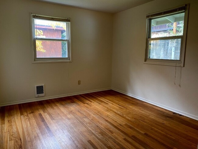 Building Photo - Adorable White Salmon Home!