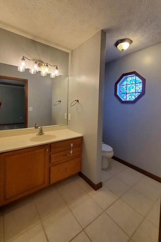 Building Photo - 3-bedroom 2 Full Bath House