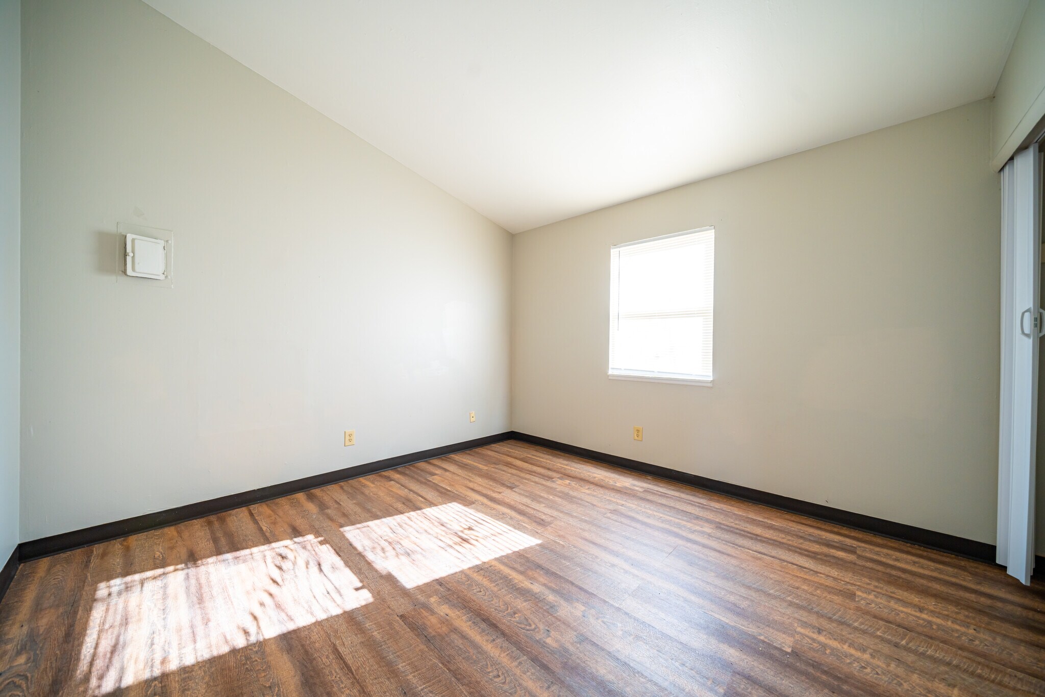 Building Photo - 467 Julien Ave