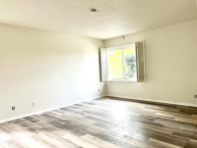 Building Photo - 24360 Crestlawn St