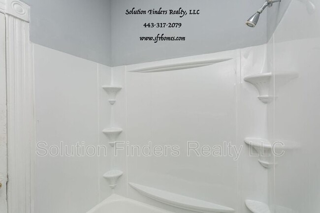 Building Photo - 2740 Parkwood Ave