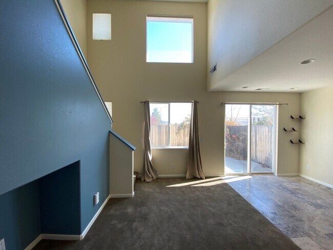 Building Photo - North Valley - 3 Bed 2 Bath - Near Water P...