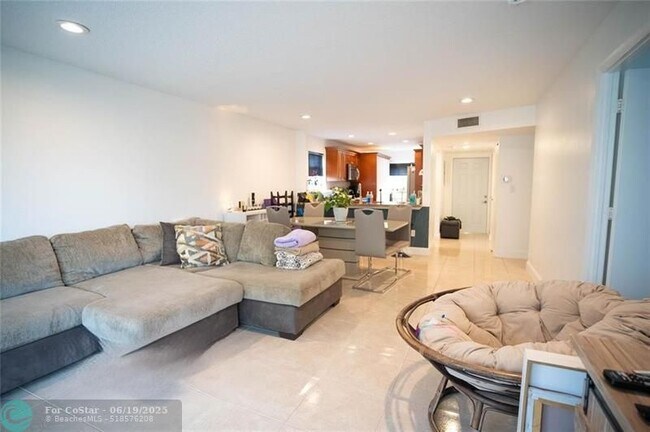Building Photo - 8421 Lagos De Campo Blvd
