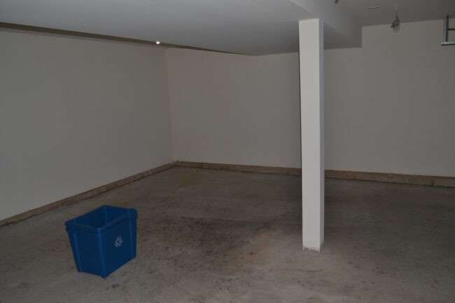 Building Photo - Beautiful Bi-level  Home w/ 2 car Garage and Central AC. One Pet OK!