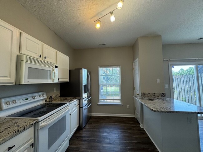 Building Photo - 3 Bedroom Townhome