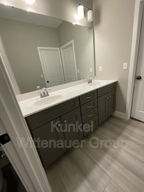 Building Photo - 1212 Hickory Point Dr