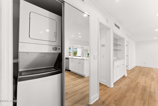 Building Photo - 4726 Bay Point Rd