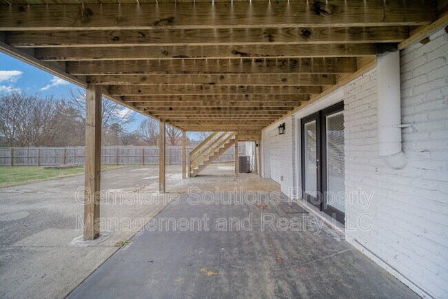 Building Photo - 413 Lynn Dr