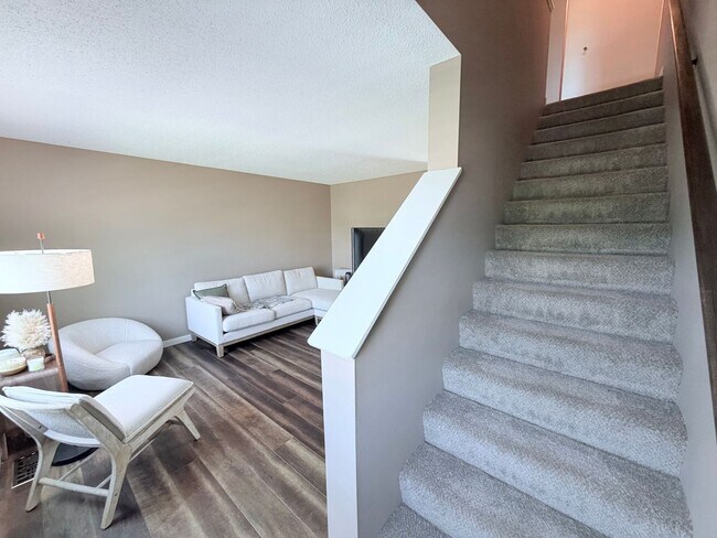 Building Photo - Modern 2-Bedroom Townhome in Apple Valley with Private Patio!!