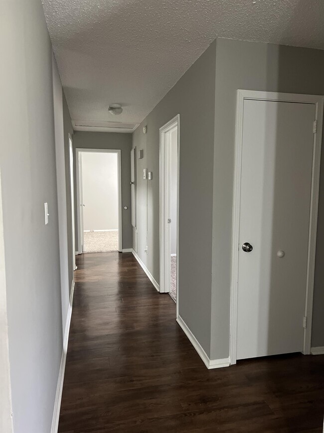 Building Photo - 1705 Deatsville Hwy