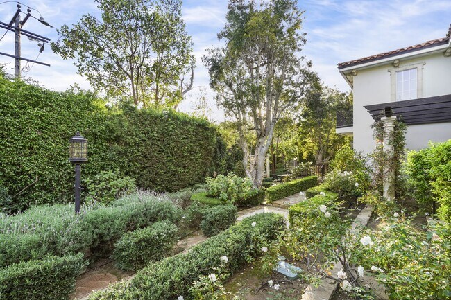 Building Photo - 23255 Mariposa De Oro St