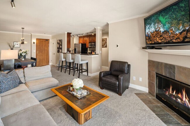 Building Photo - Top Floor Condo with Skyline Views in Merc...