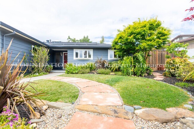 Building Photo - 10 - 22 Month FURNISHED Lease: Bring Indoor/Outdoor Living HOME with this 3bd+/2.5ba plus Pool & ...