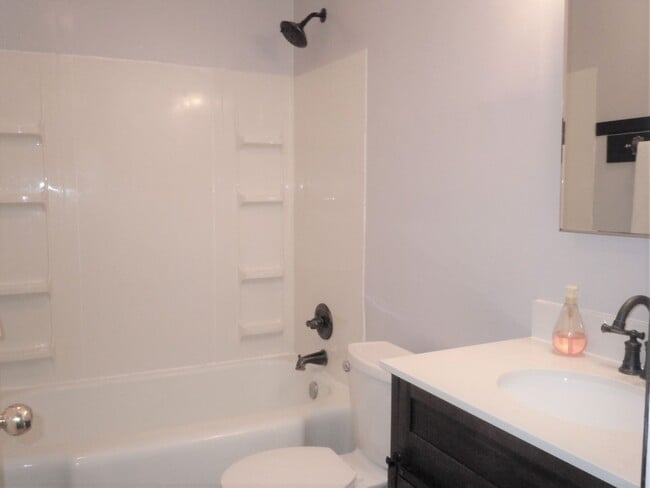 Building Photo - Cute Two Bedroom Cottage with Garage!