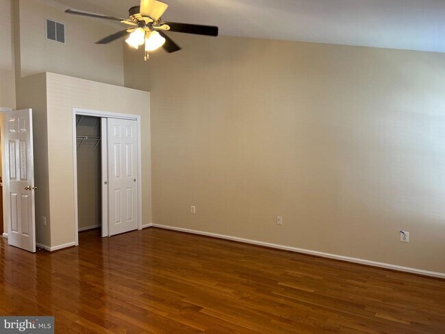 Building Photo - 8818 Royal Doulton Ln