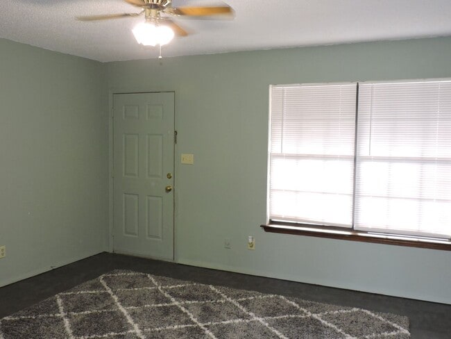 Building Photo - Convenient Northeast location!