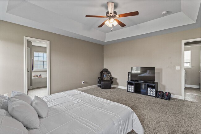 Building Photo - Open Floor Plan with Covered Patio & Fire Pit