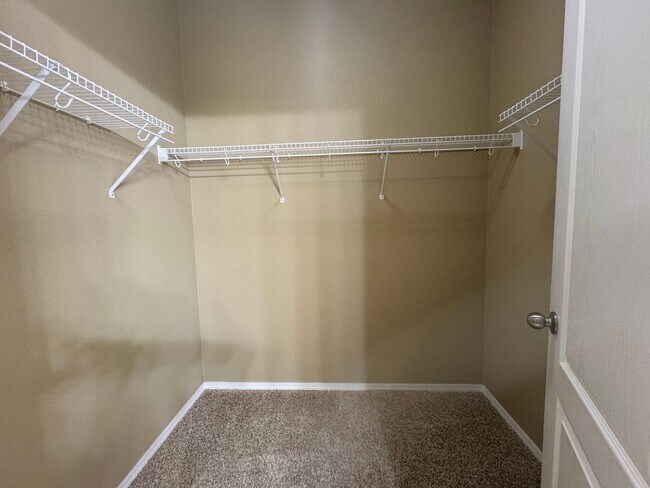 Building Photo - Main level living! 3 bed, 3 bath, 2 car ne...