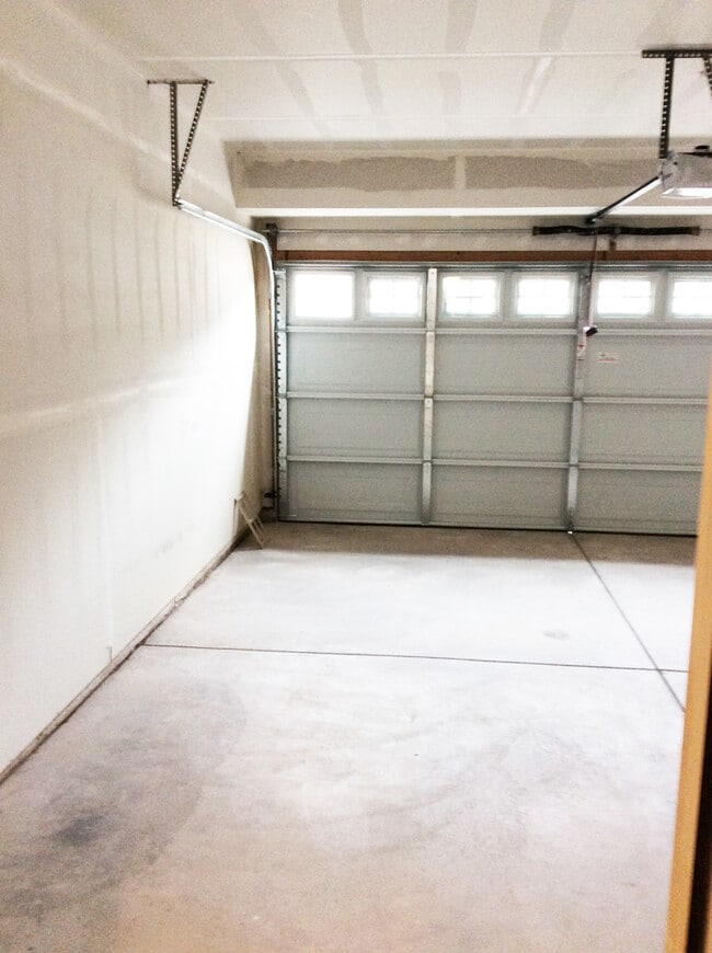 Building Photo - District 20 Townhome!!