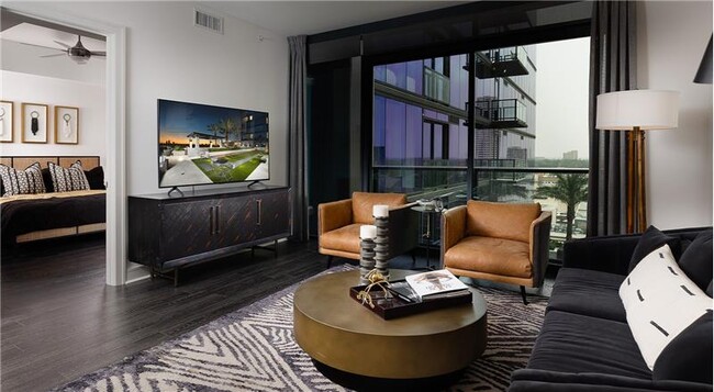 Building Photo - 300 1/2 W 5th St