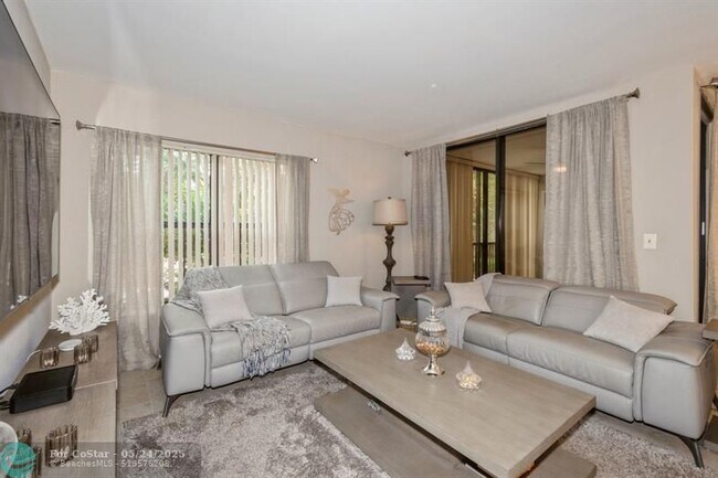Building Photo - 4485 Carambola Cir N