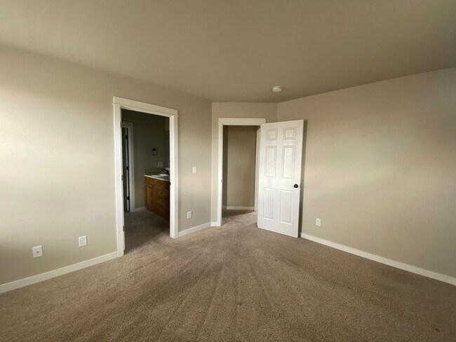 Building Photo - Spacious 3-Bedroom Home with Bonus Room in...