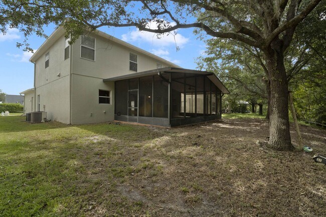 Building Photo - Spacious 4/3 House With 3-Car Garage In Th...