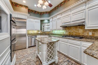 Building Photo - Absolutely Stunning!