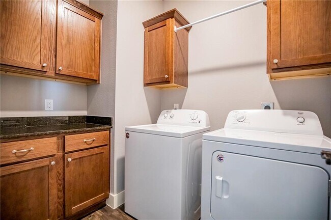 Building Photo - 213 Alder St