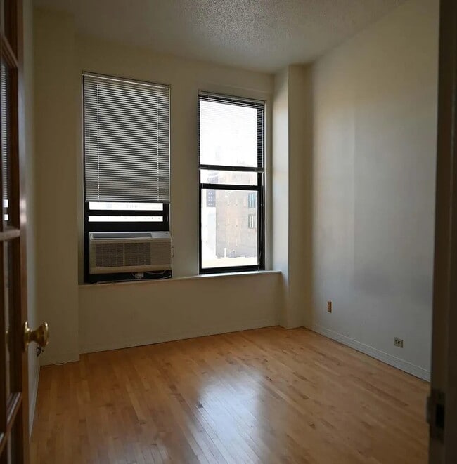 Building Photo - High-End Living in a Prime Area