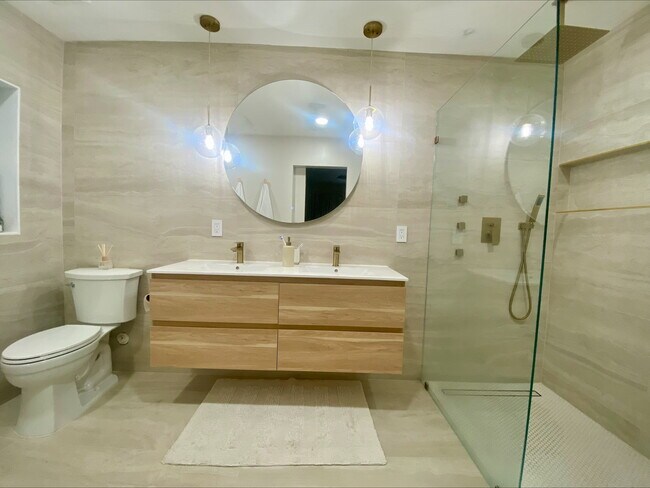 Building Photo - 1960 NE 30th St