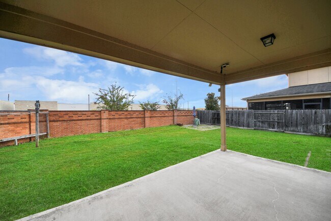 Building Photo - 23714 Via Viale Dr