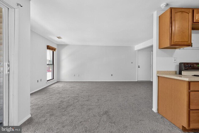 Building Photo - 1001 White Oak Rd