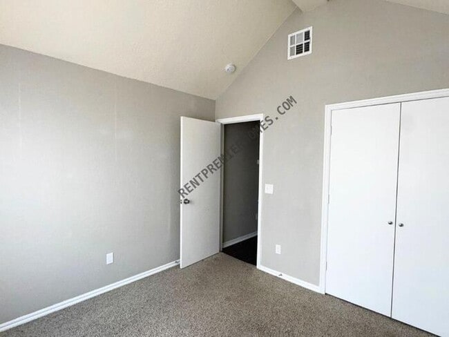 Building Photo - 241 W Pines Way