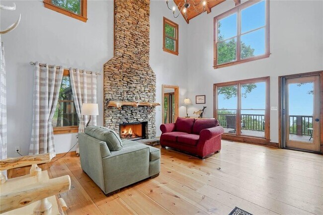 Building Photo - 424 S Sanderlin Mtn Dr