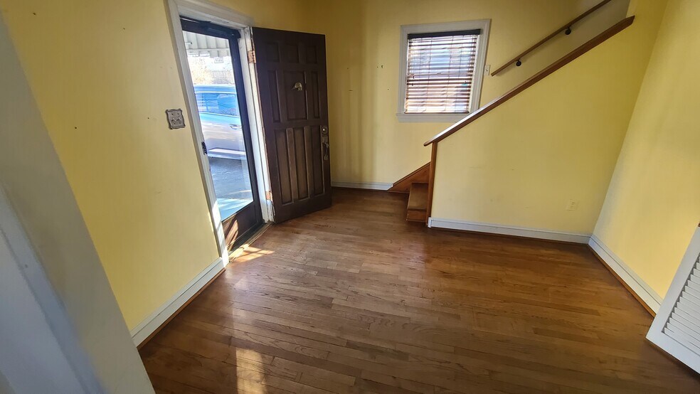 Foyer - 3302 22nd St N