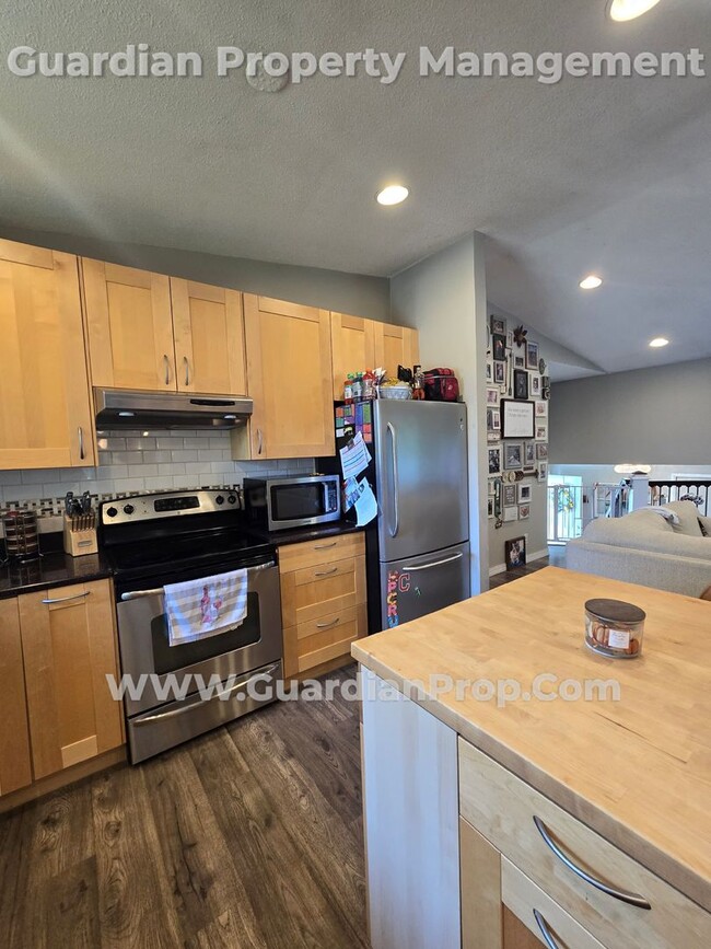 Building Photo - Split Level Home in Roseville Available 8/...