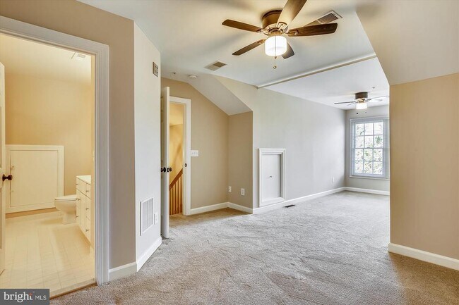 Building Photo - 707 Hawkins Way