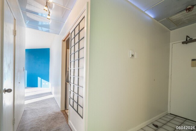 Building Photo - Luxury High-Rise Living on the 38th Floor