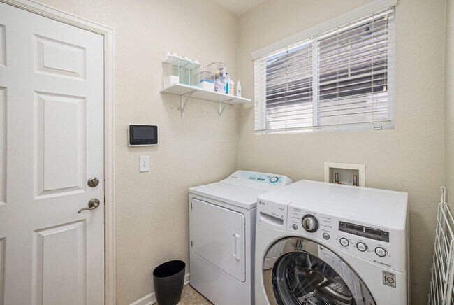 Building Photo - Gorgeous 5 Bedroom 4 Bathroom Single-Family Home in Lowry